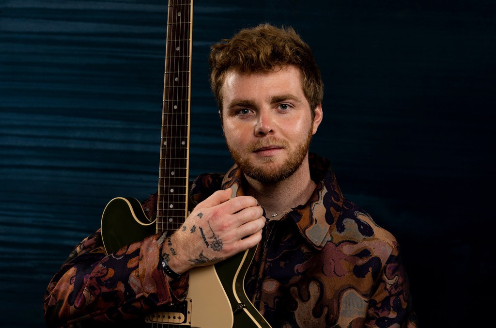 Alex Warren conquista o topo da Billboard com "Ordinary" e lança "Bloodline"