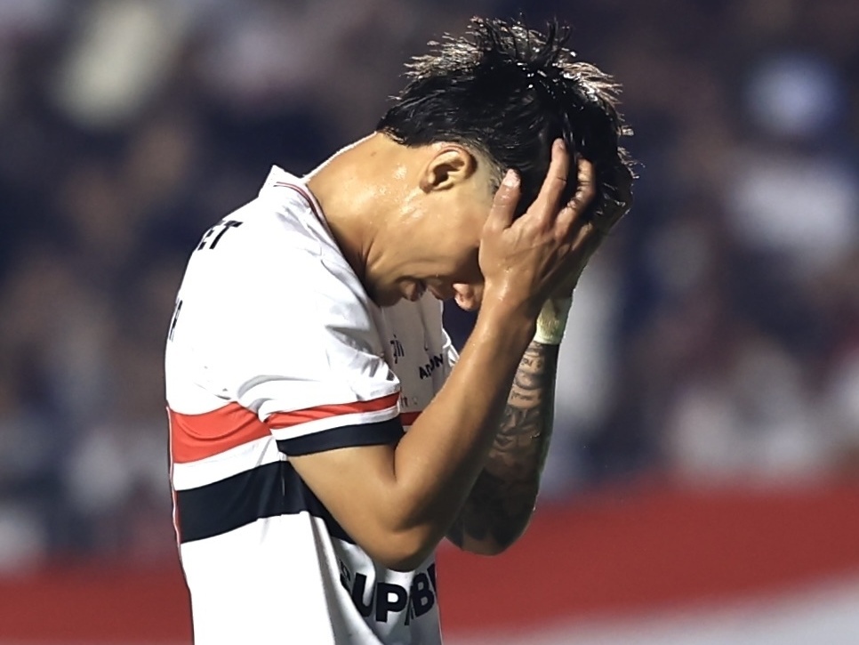 Ferreirinha se lamenta após perder pênalti durante jogo entre São Paulo e Fortaleza no Brasileirão (Foto: Marcello Zambrana/AGIF)