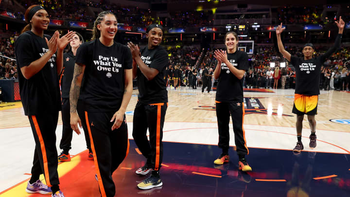 Jogadoras da WNBA usam camisetas para reivindicar pagamento justo e reconhecimento