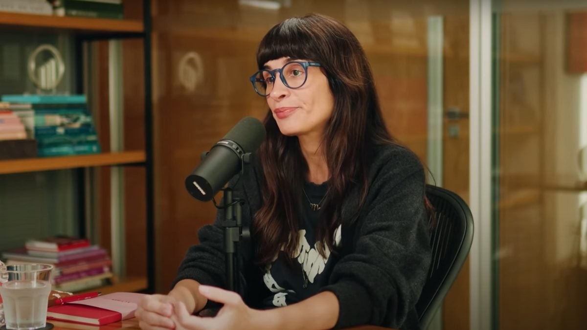 Camila Fremder se torna meme ao confundir podcasts e revela ligação com Rita Lee