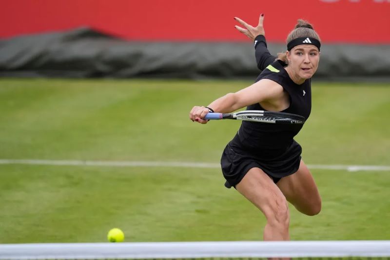 Muchova retorna às quadras com backhand de uma mão após nova lesão no punho