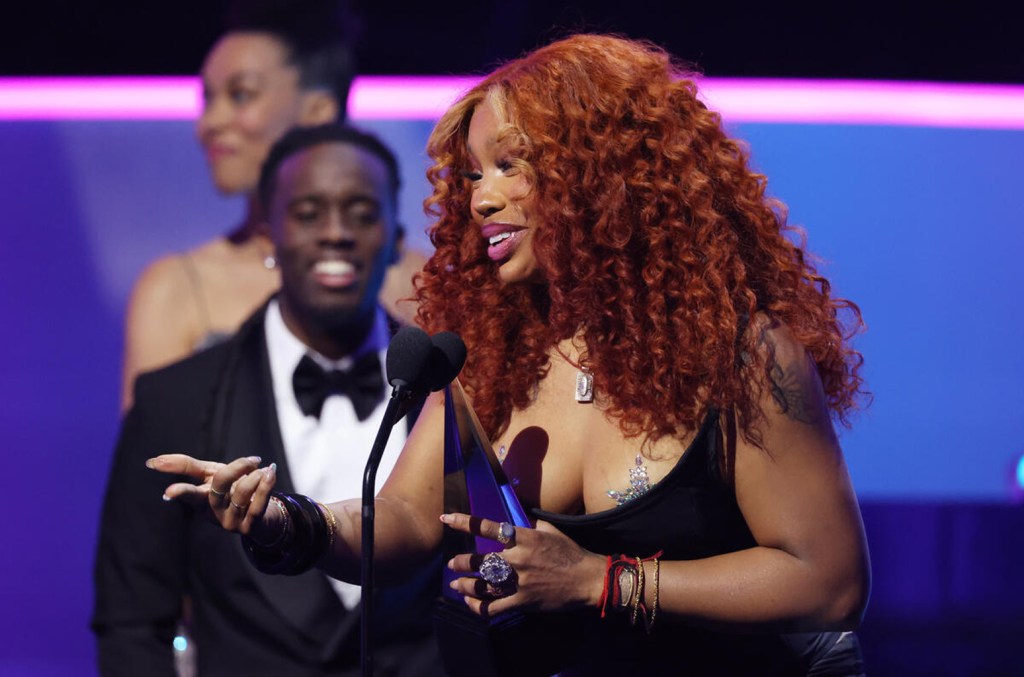 SZA conquista recorde histórico com SOS no Top R&B/Hip-Hop Albums da Billboard