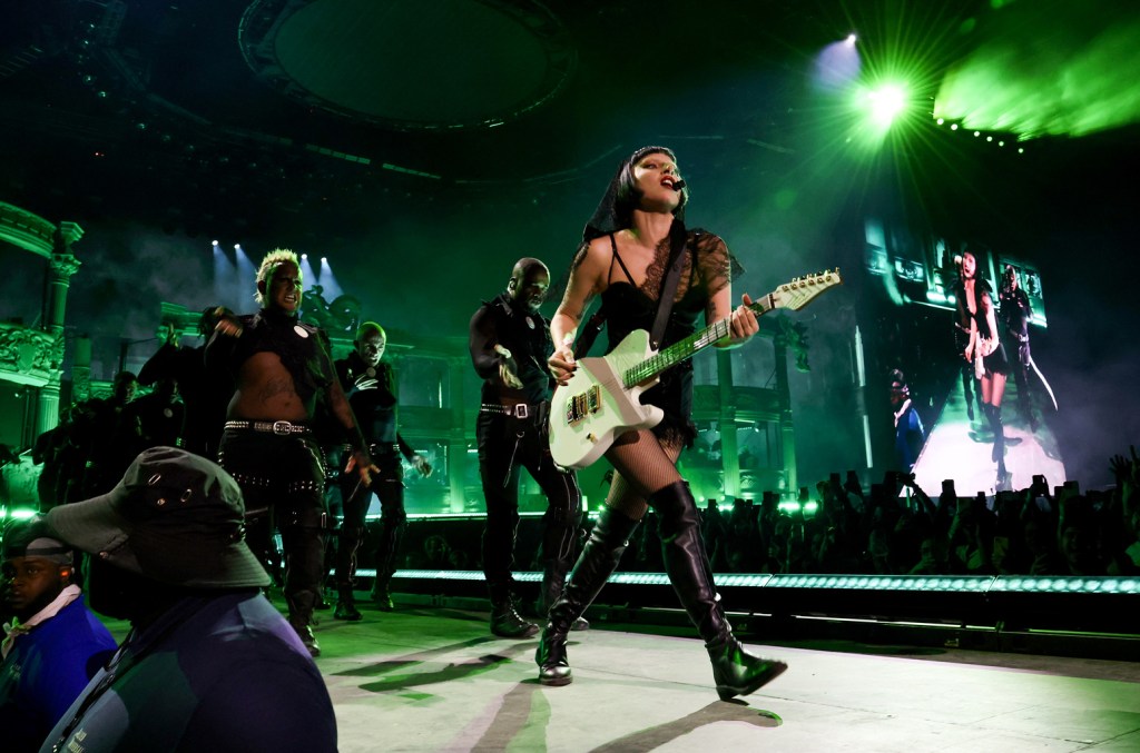 Lady Gaga estreia The Mayhem Ball em Las Vegas com momentos inesquecíveis