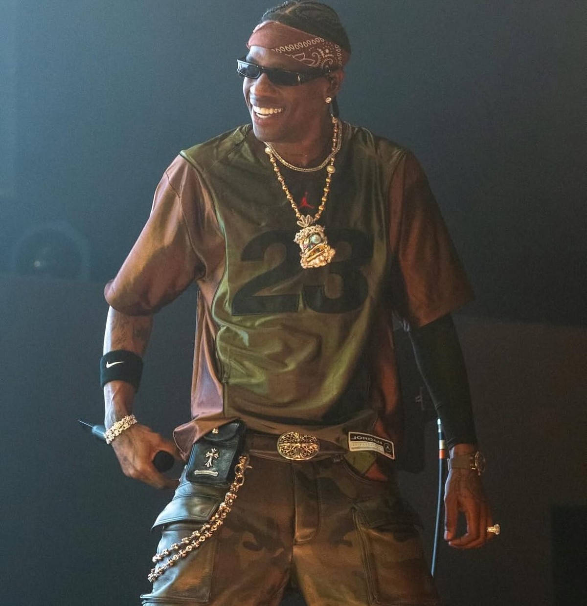 Travis Scott durante a exibição do filme 'The Idol', na 76ª edição do Festival de Cannes (Foto: Loic Venance/AFP)