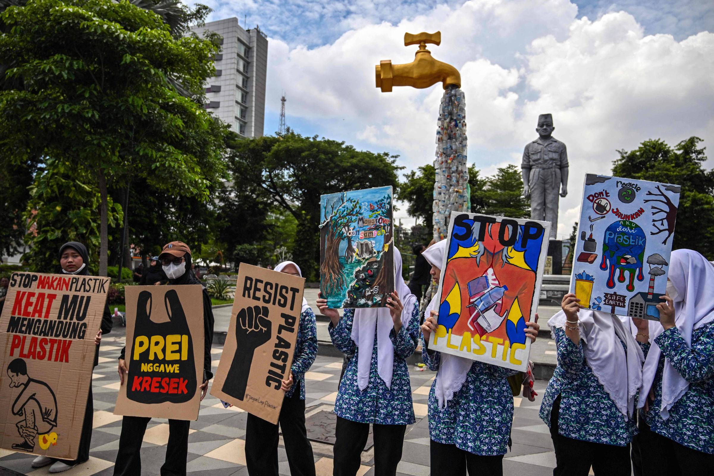 Quase 300 empresas solicitam medidas rigorosas contra a poluição plástica