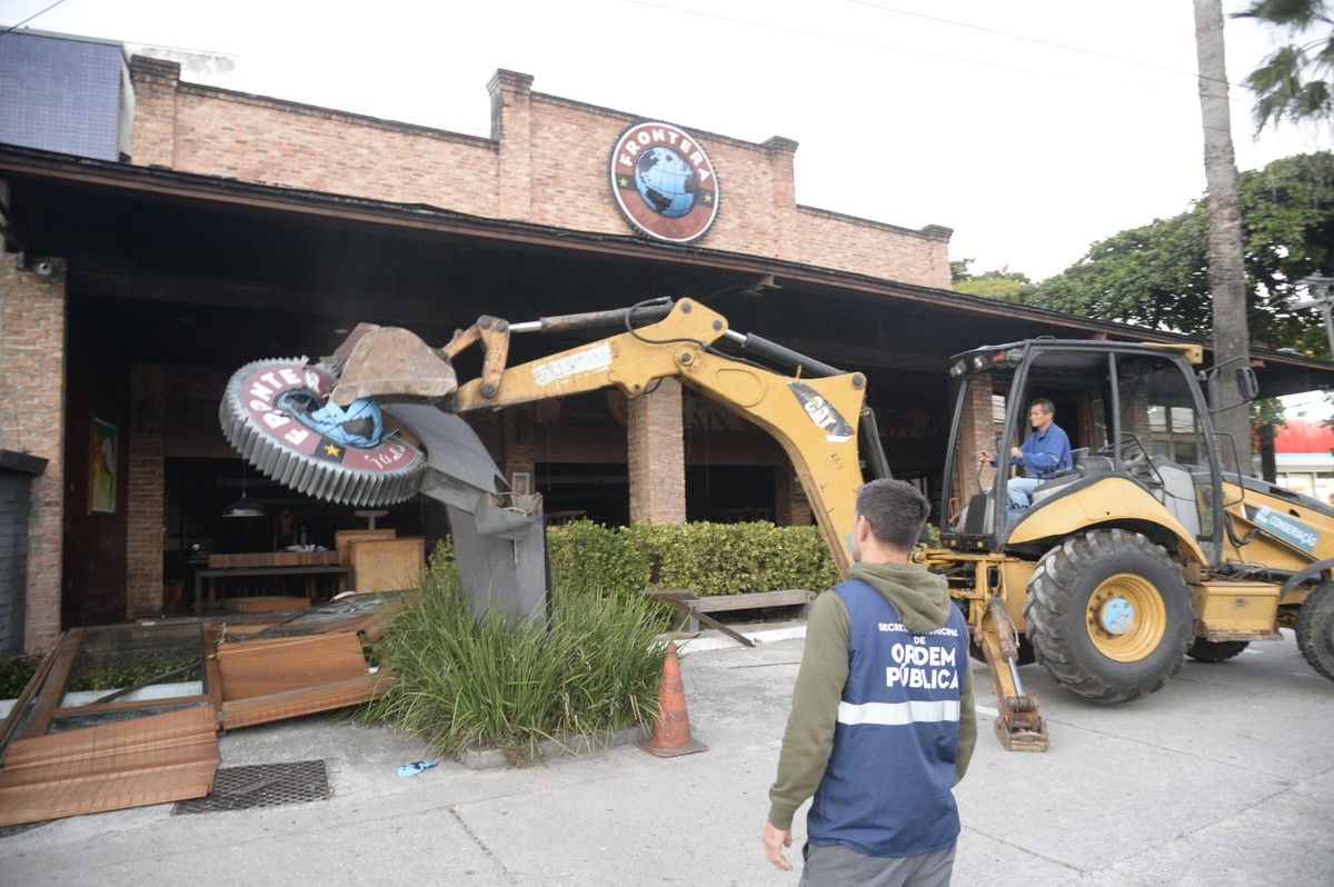 Seop realiza demolição de restaurante em área nobre da Barra da Tijuca