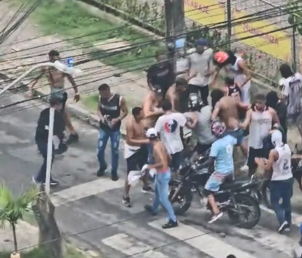 Confusão de organizadas antes de Santa Cruz x Sport (Foto: Reprodução)