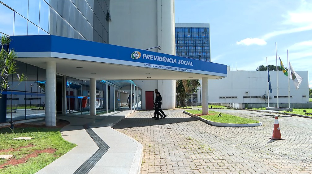 Segundo as atas obtidas pelo Jornal Nacional, o tema das fraudes foi apresentado em 2023, mas o Instituto Nacional do Seguro Social (INSS) só começou a agir dez meses depois da reunião. (Foto: Reprodução)