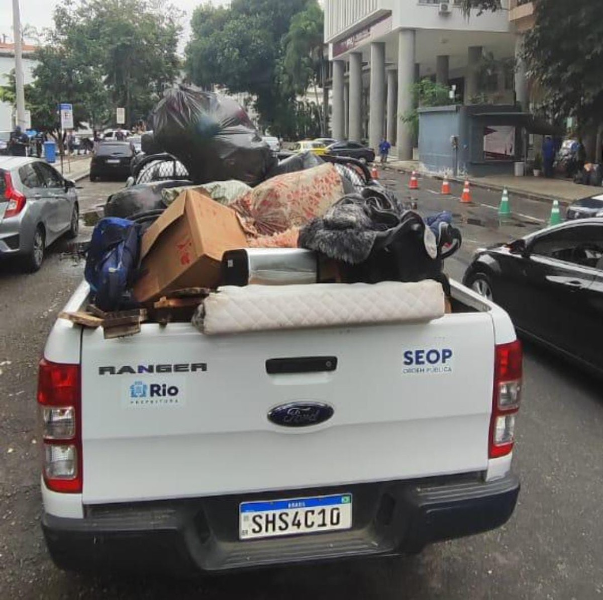 Seop informou que retirou duas toneladas de materiais das calçadas (Foto: Divulgação/Seop)
