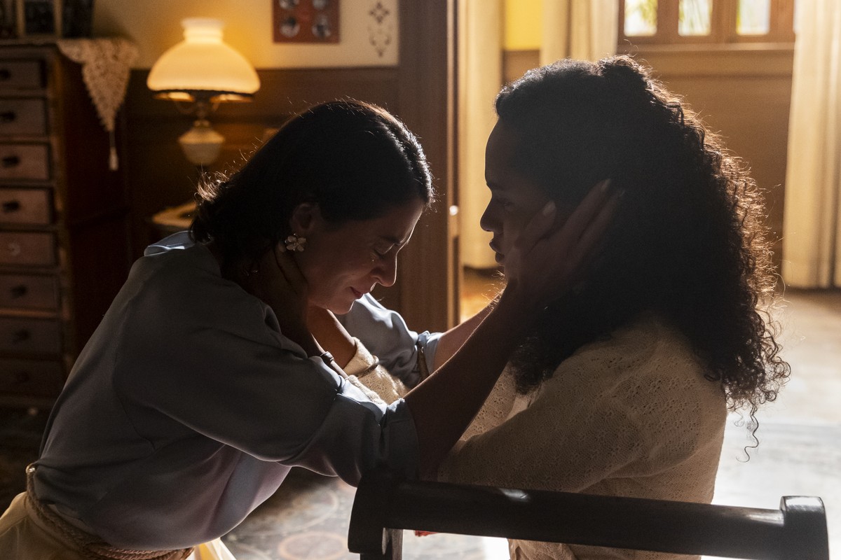 Clarice (Carol Castro) e Beatriz (Duda Santos) (Foto: Globo/Léo Rosário)