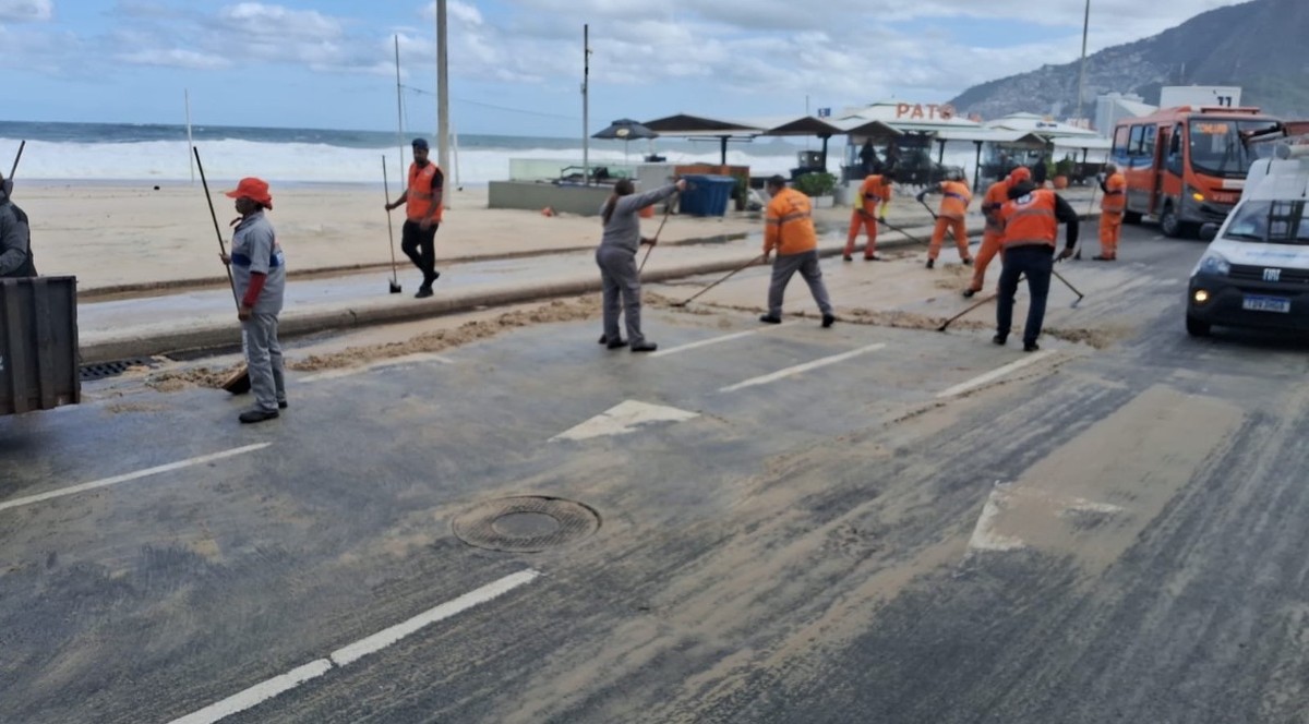 Avenida Delfim Moreira é interditada no Leblon por acúmulo de areia da ressaca