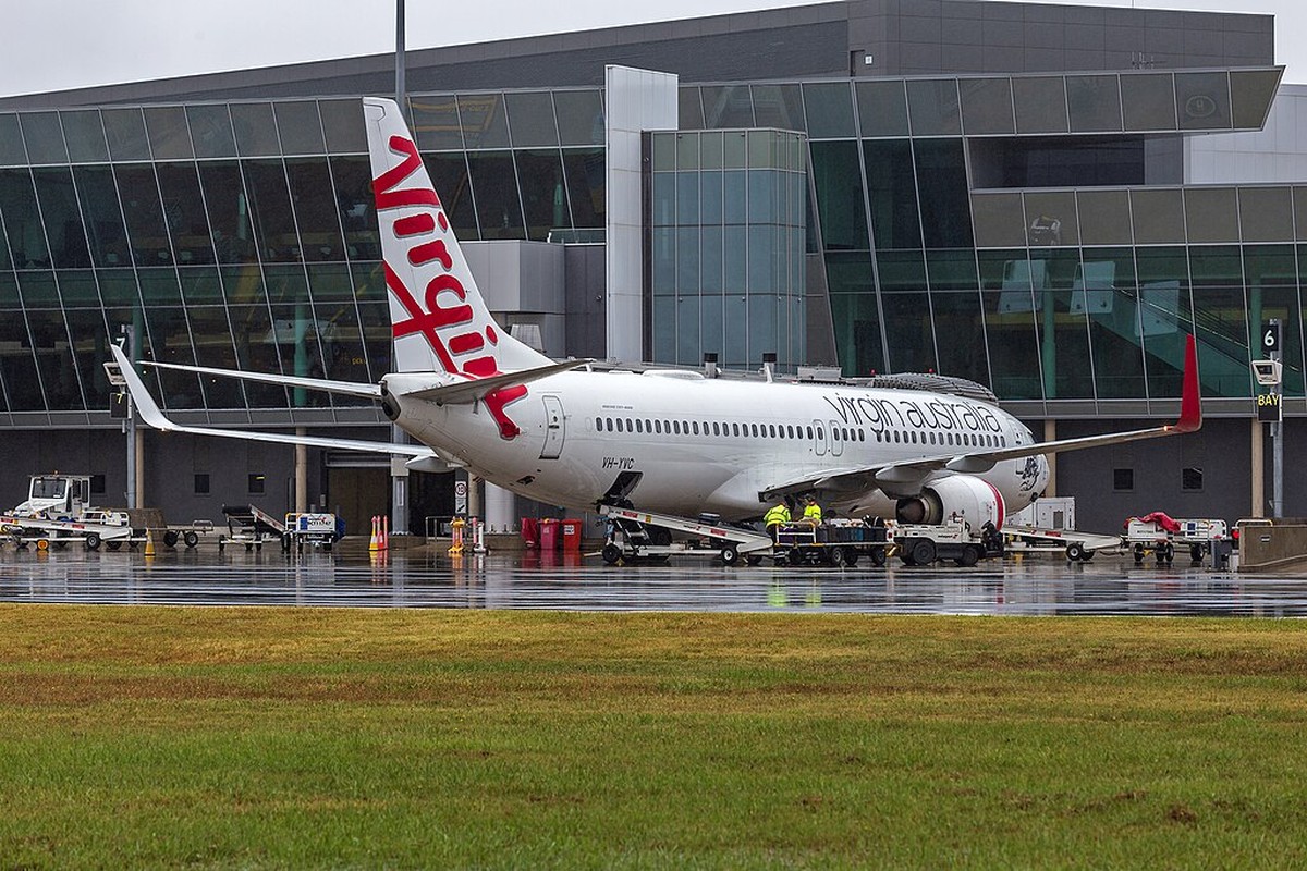 Avião da Virgin Australia realiza pouso de emergência após incêndio em bagagem