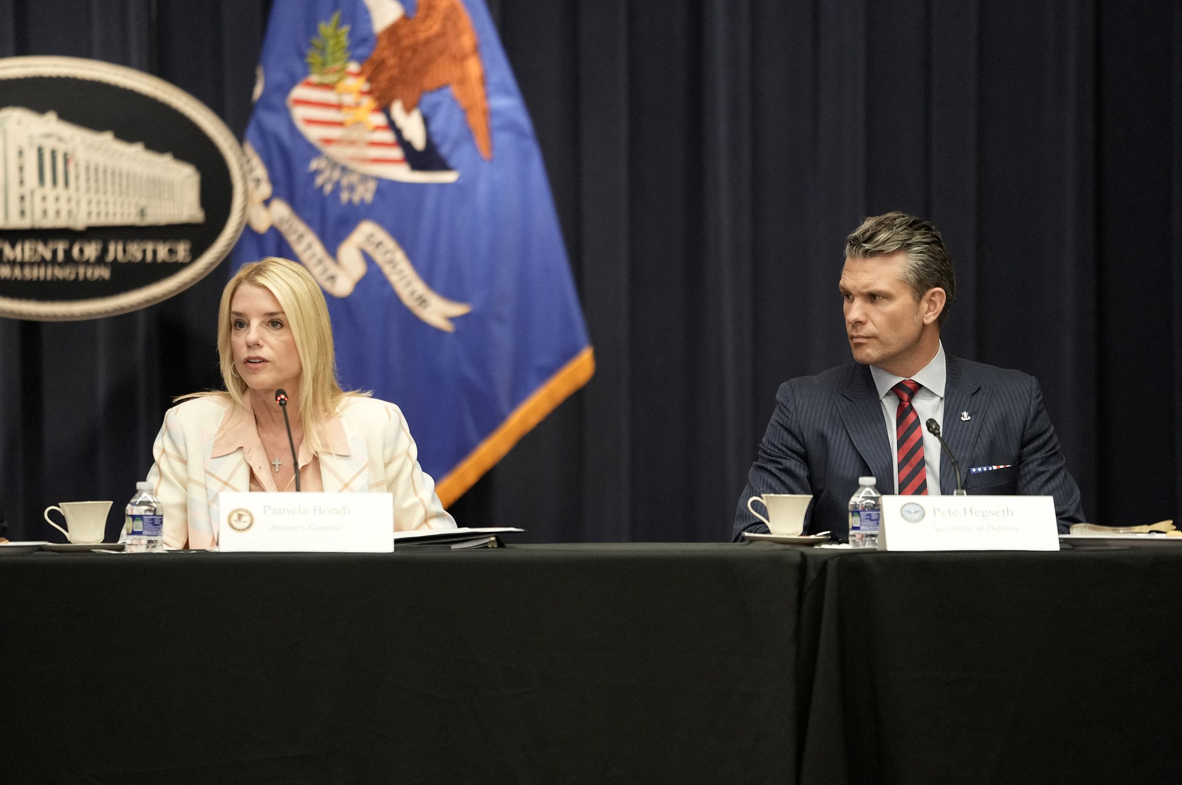 Bondi e Hegseth seguem diretrizes de Trump, apesar de polêmicas em suas ações