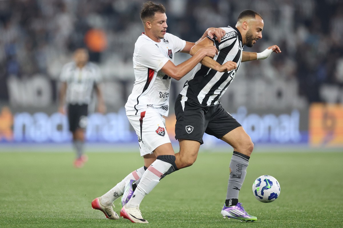 Botafogo domina, mas falha nas finalizações e empata com Vitória em casa