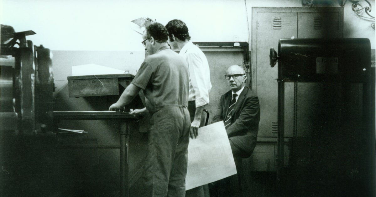 O censor Nilo Ferreira (ao fundo) faz o trabalho de vigilância na sede do Estadão em 1973, após o jornal se recusar a praticar a autocensura durante a ditadura militar (Foto: Domício Pinheiro/Estadão)