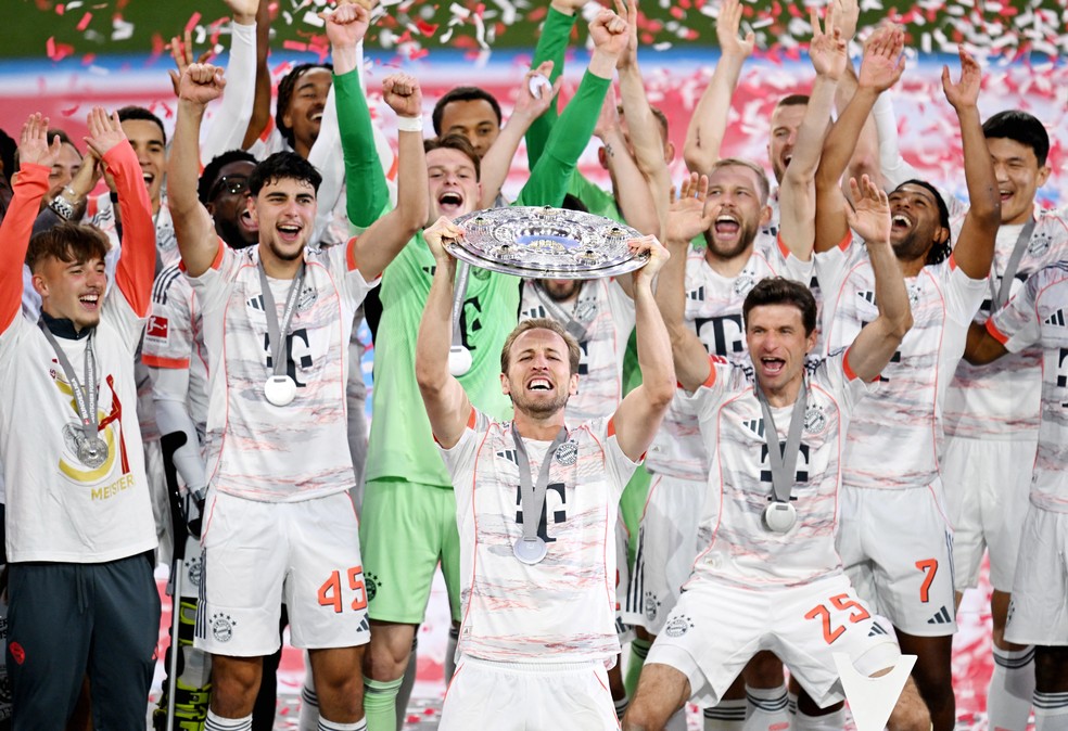 Harry Kane levanta troféu da Bundesliga: o primeiro título de sua carreira (Foto: Reuters)
