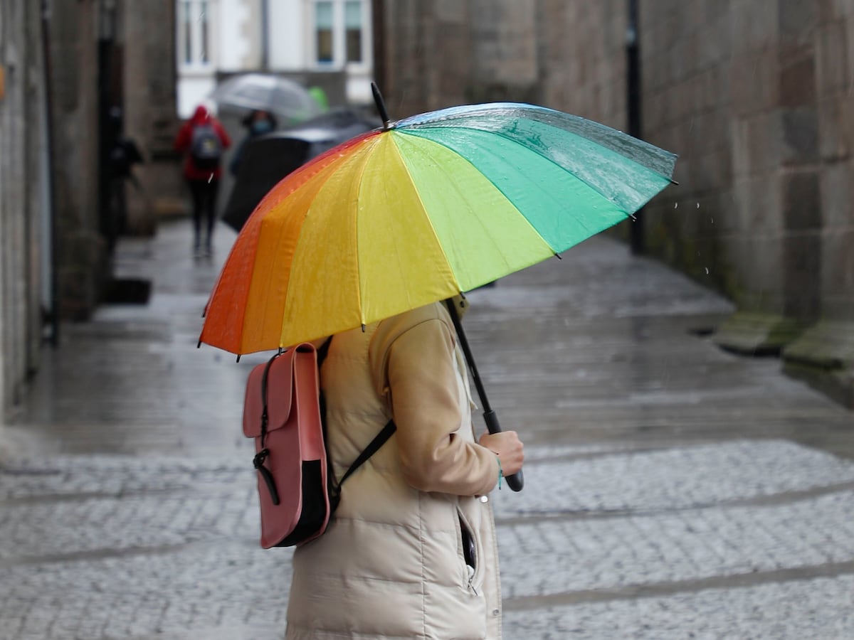 Uma pessoa se protege com um paraguas, no dia 12 de maio, em Lugo. (Foto: ELISEO TRIGO/EFE)
