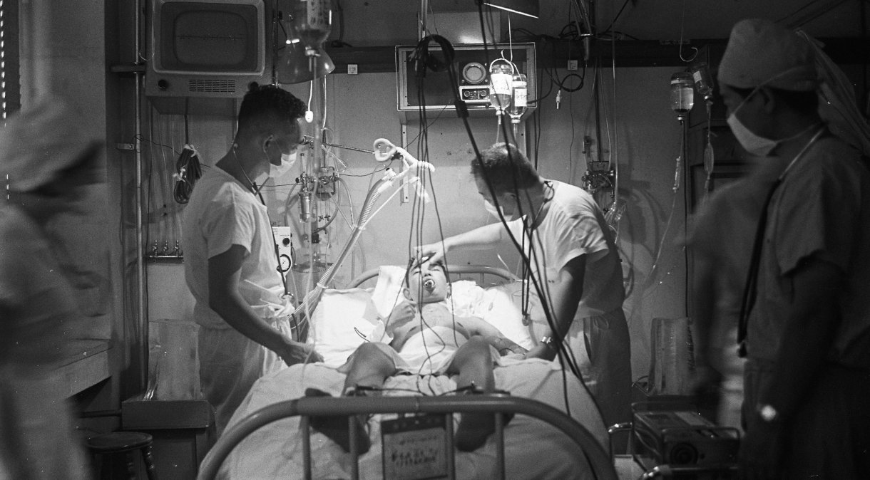 O professor Juro Wada, da Universidade de Sapporo, examina Nobuo Miyazaki após a primeira operação de transplante de coração do Japão no Hospital Universitário de Sapporo em 9 de agosto de 1968 (Foto: Asahi Shimbun/Getty Images)