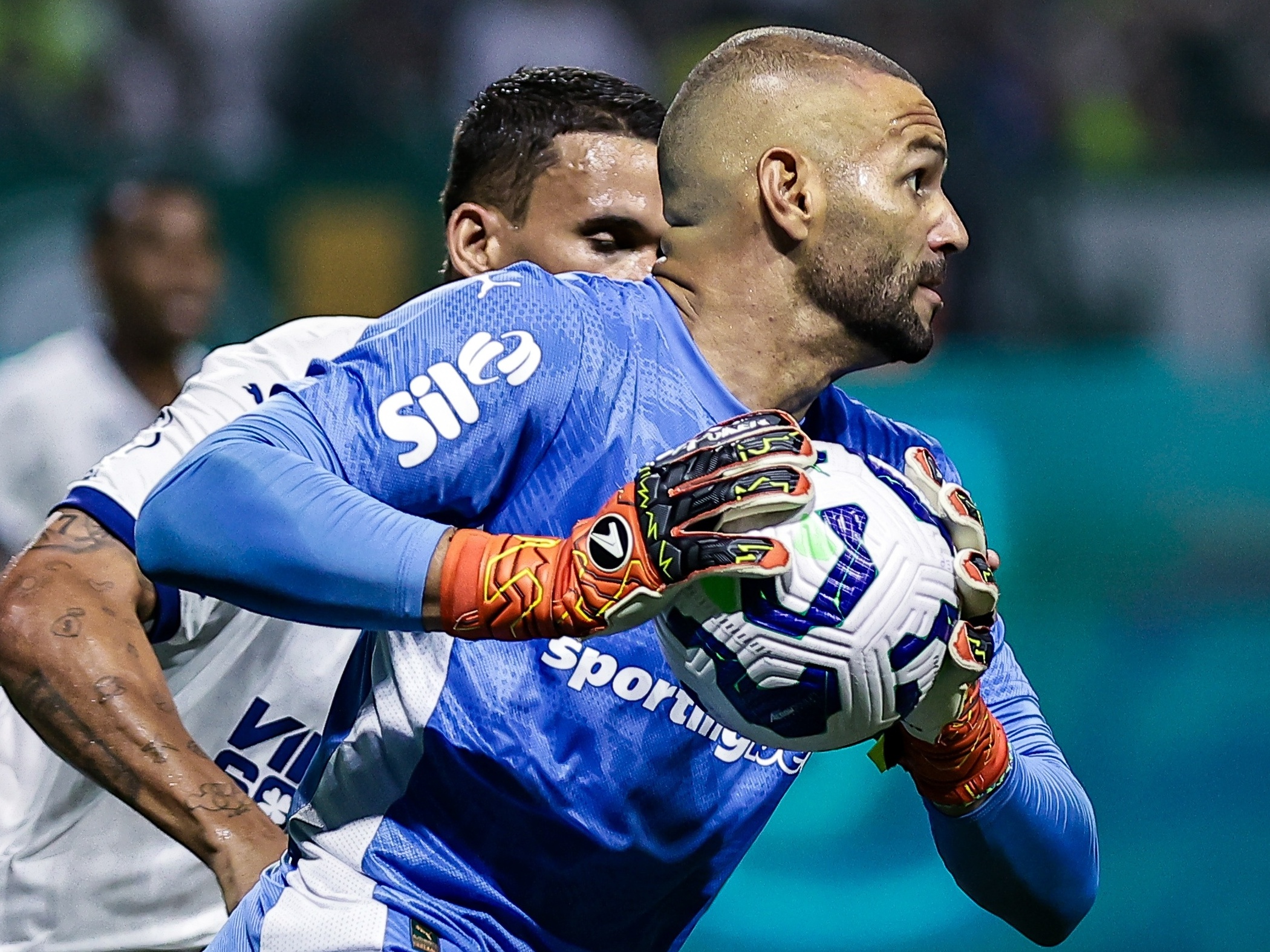 Estêvão beija camisa do Palmeiras durante jogo contra o Ceará pela Copa do Brasil. (Foto: Fabio Giannelli/AGIF)
