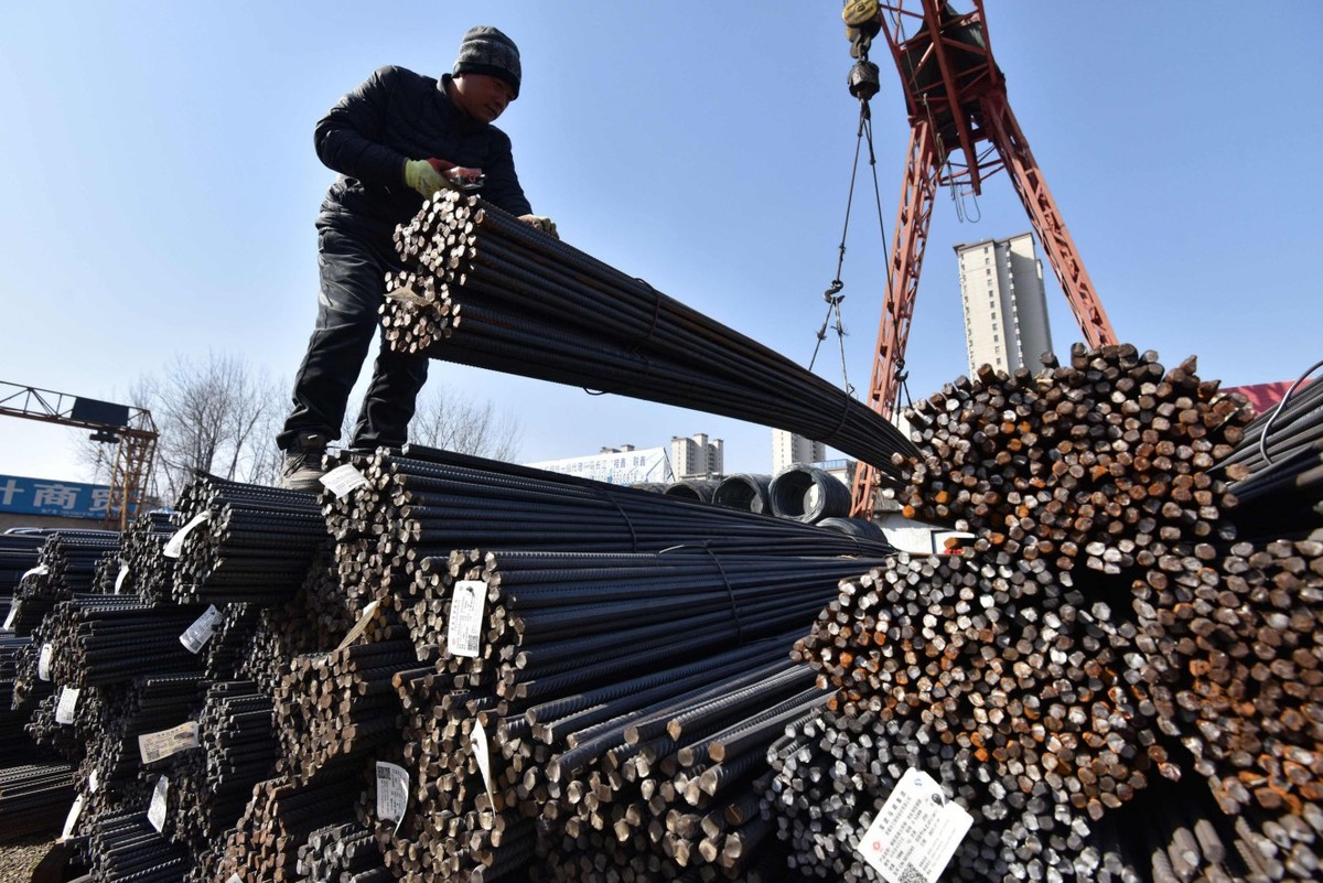 Metalurgia brasileira busca alternativas para exportações após tarifa de 25% nos EUA