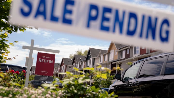 "Placas de \"À Venda\" e \"Venda Pendente\" no bairro de West Seattle, em Seattle, Washington, EUA, na terça-feira, 18 de junho de 2024. (Foto: David Ryder | Bloomberg | Getty Images)"