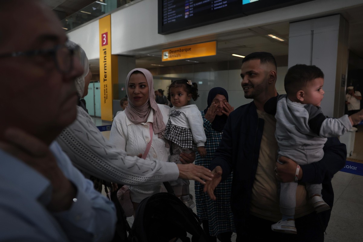Doze brasileiros repatriados de Gaza chegam ao Brasil em voo de emergência