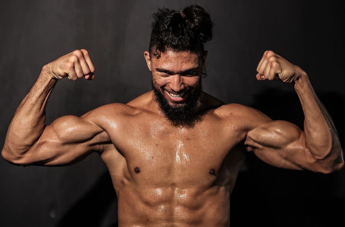 Johnny Walker está fora do UFC 316. (Foto: Reprodução/Instagram @johnnywalker)  
Brendson Ribeiro se apresenta no UFC 316. (Foto: Twitter / UFC NEWS)