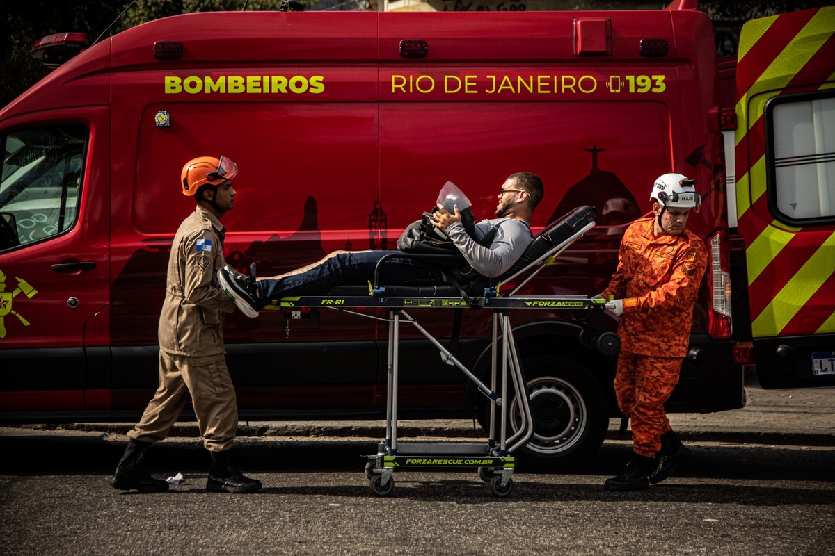 Bombeiros socorrem vítima de acidente de moto no Rio (Foto: Hermes de Paula / Agência O Globo)