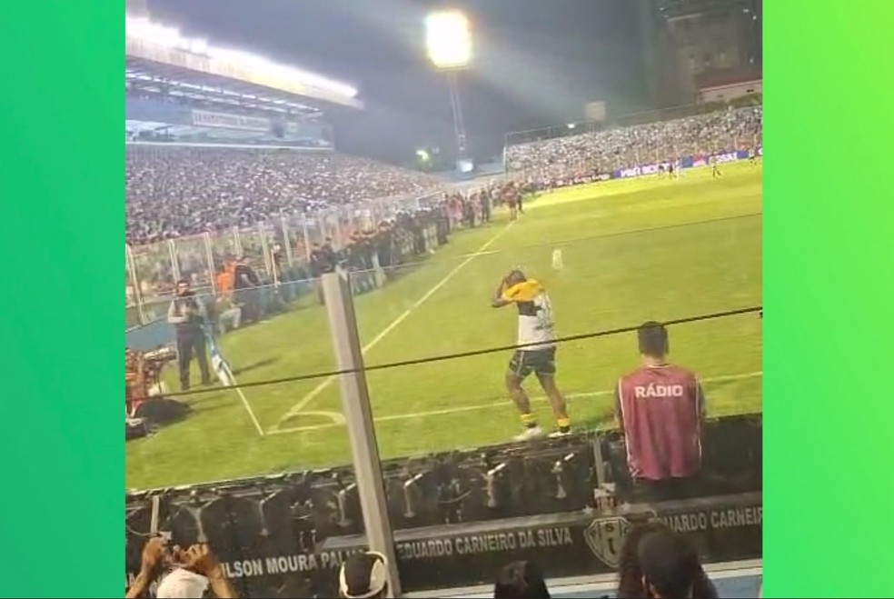 Torcida do Paysandu festeja arremesso de copo em jogador do Criciúma durante partida