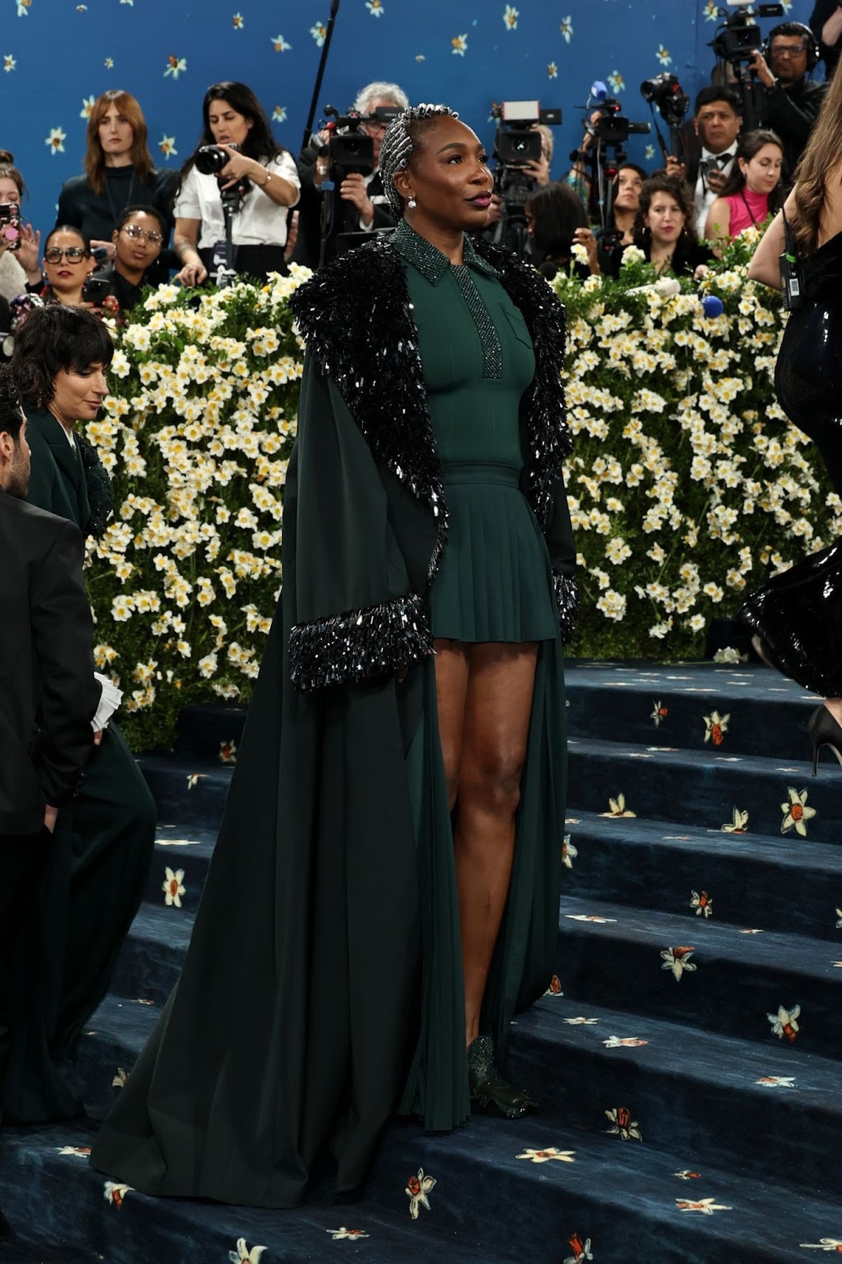 Em sua estreia no evento, a Lacoste vestiu Venus Williams com um look exclusivo, criado sob medida como uma peça de alta-costura por Pelagia Kolotouros (Foto: Divulgação)