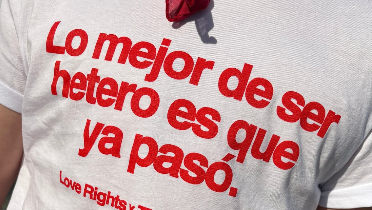 Marca de camisetas queer conquista fãs com mensagens que celebram diversidade