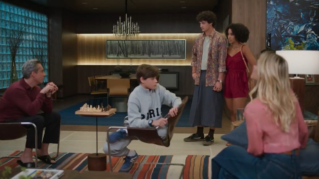 Menino usa saia e gera polêmica na novela 'Vale Tudo'