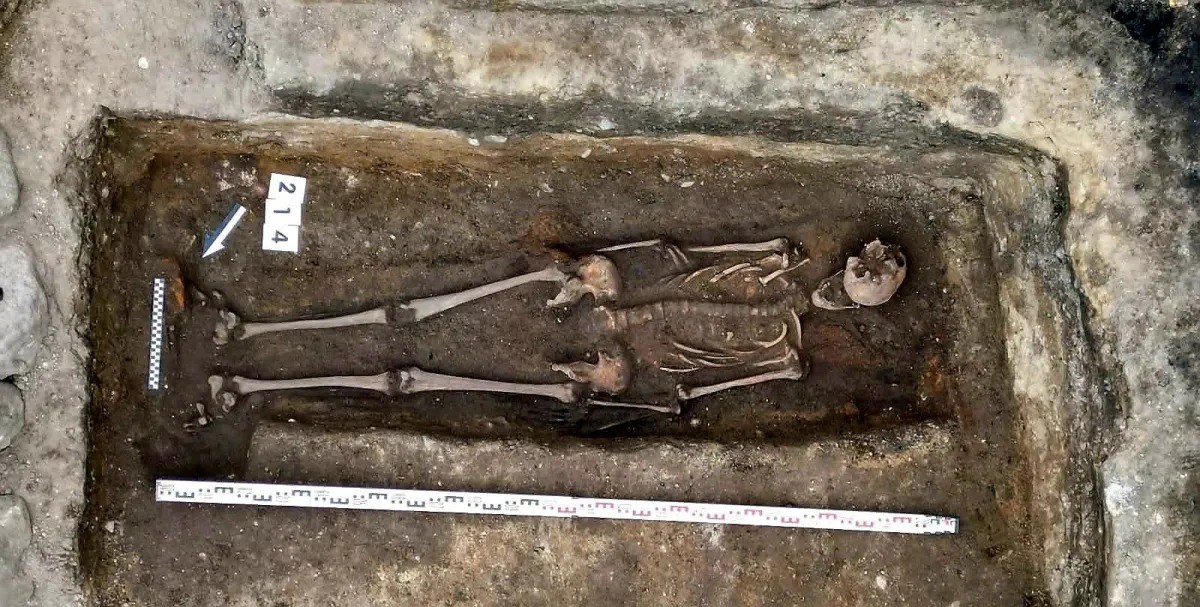 Cavaleiro medieval é descoberto enterrado sob sorveteria antiga na Polônia