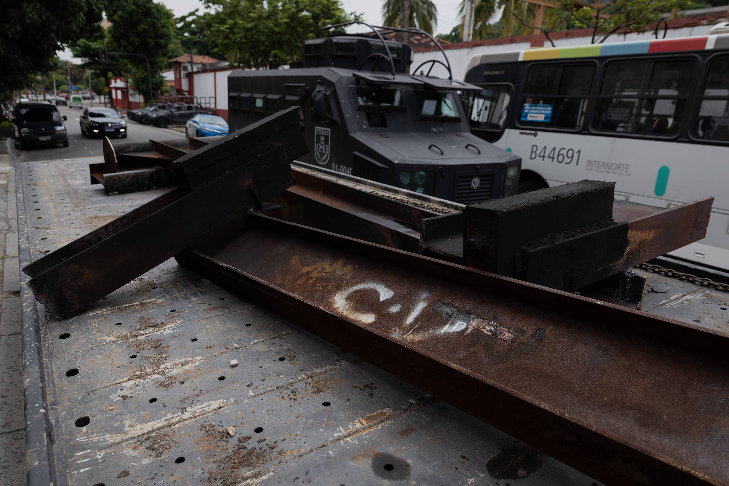 Operação na Vila Cruzeiro para retirada de barricadas. (Foto: Eduardo Anizelli/Folhapress)
