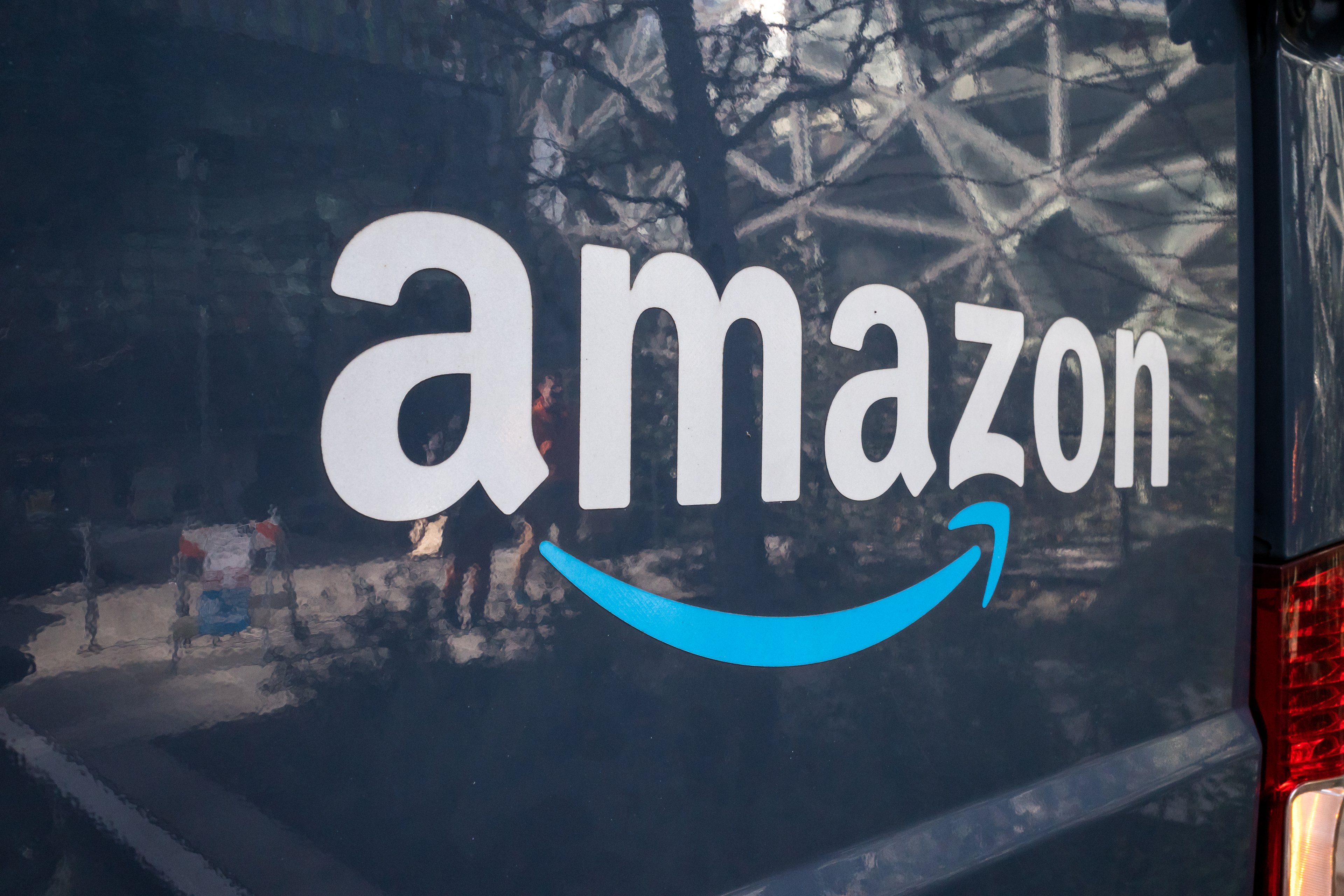Amazon atinge 1 milhão de robôs e se aproxima da paridade com trabalhadores humanos