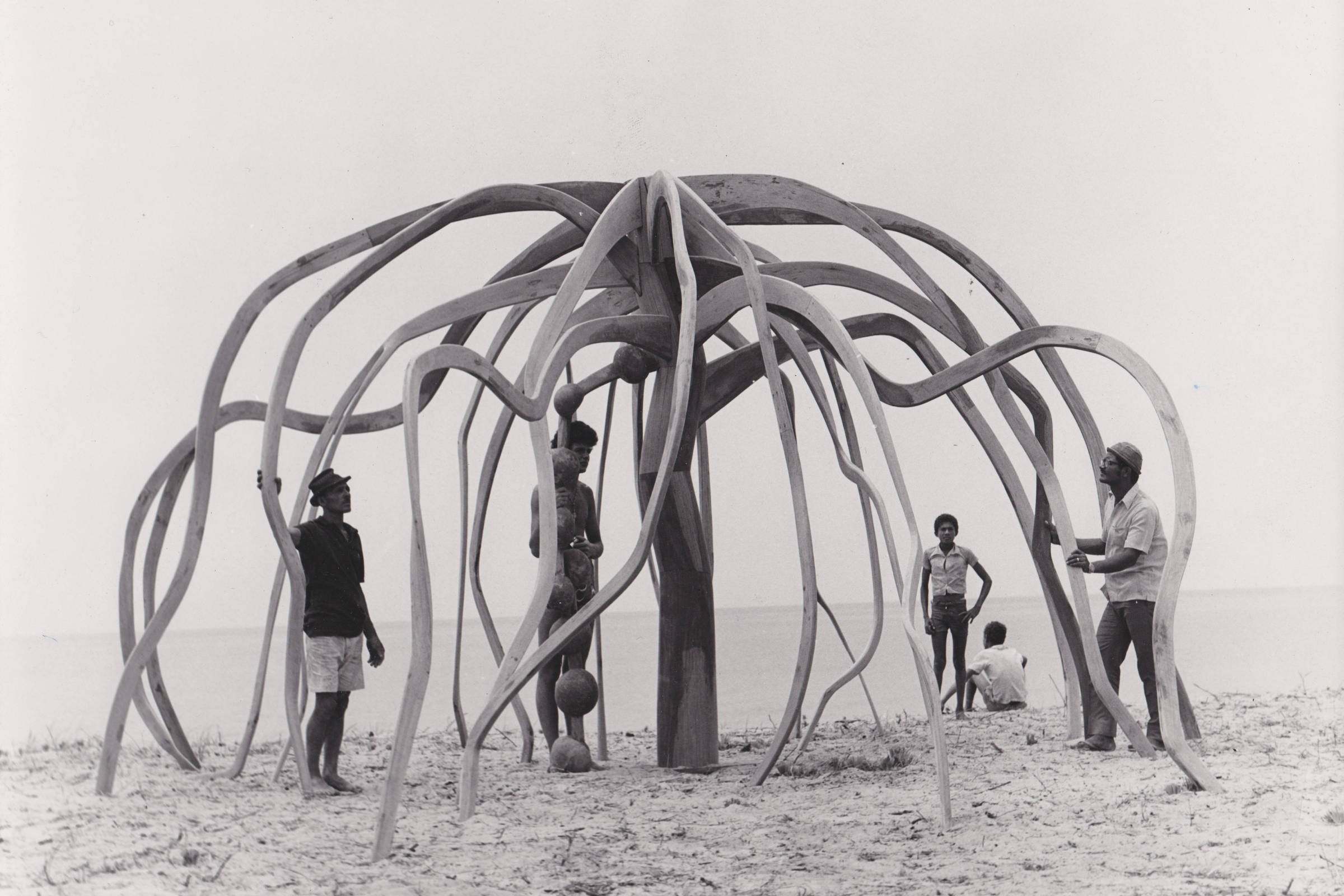 Obra 'A Flor do Mangue', de cerca de 1970, de Frans Krajcberg (Foto: Divulgação)  
Marisa Orth em cena do espetáculo 'Bárbara', sobre a biografia da jornalista Barbara Gancia (Foto: Marcos Mesquisa/Divulgação)