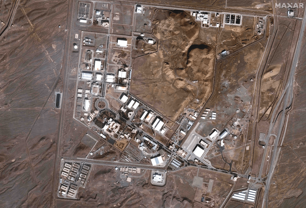 Israel ataca complexo nuclear subterrâneo no Irã e gera tensão regional