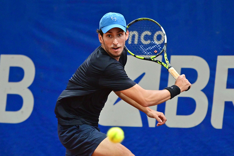 Gimenez e Sakamoto avançam às quartas de final em torneios da ITF