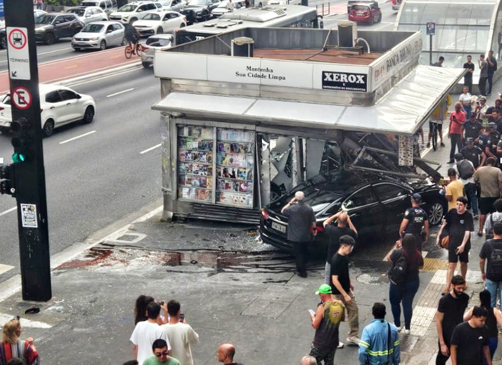 Carro Jaguar XF invade calçada em São Paulo e deixa uma adolescente ferida