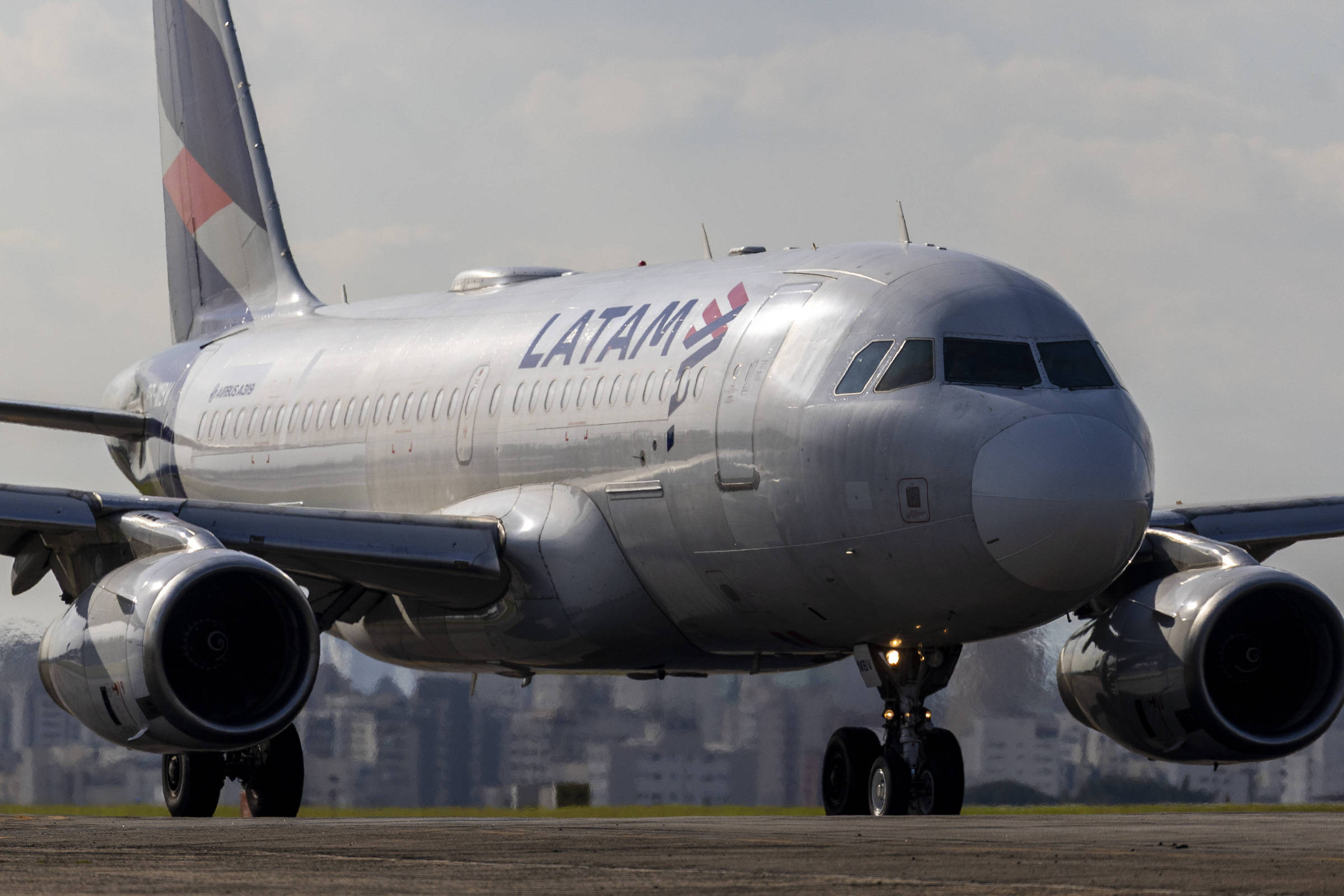 Avião da Latam à espera de autorização de decolagem no aeroporto de Congonhas, em São Paulo (Foto: Danilo Verpa - 9.mai.25/Folhapress)