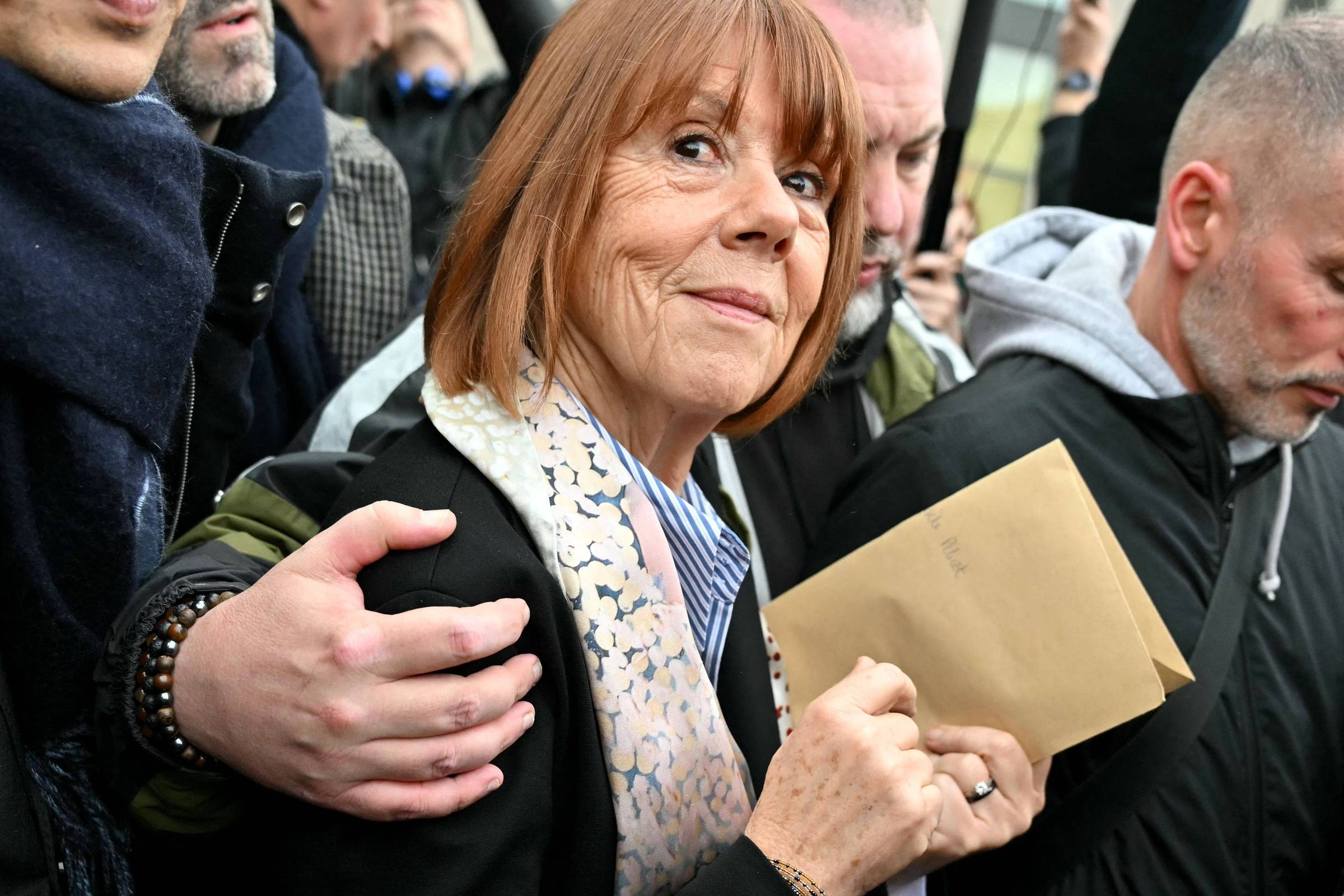 Gisèle Pelicot é homenageada com a mais alta distinção da França