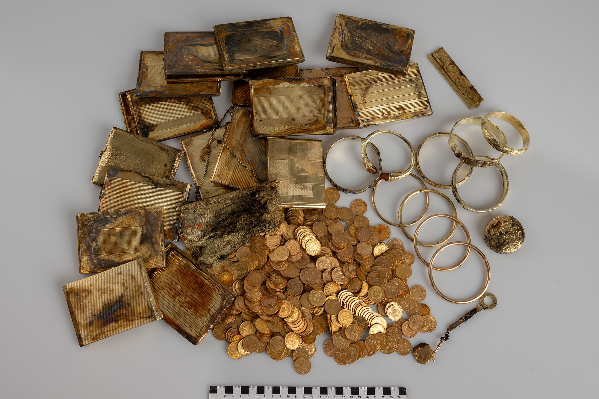 Caminhantes descobrem tesouro misterioso de ouro em trilha montanhosa