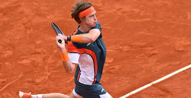 Andrey Rublev, nono da ATP, venceu sua primeira partida no circuito profissional sob o comando do ex-número 1 do mundo Marat Safin, derrotando o francês Gael Monfils, ex-top 7 e atual 44º. Richard Gasquet teve sua despedida. (Foto: Reprodução/Tenis News)