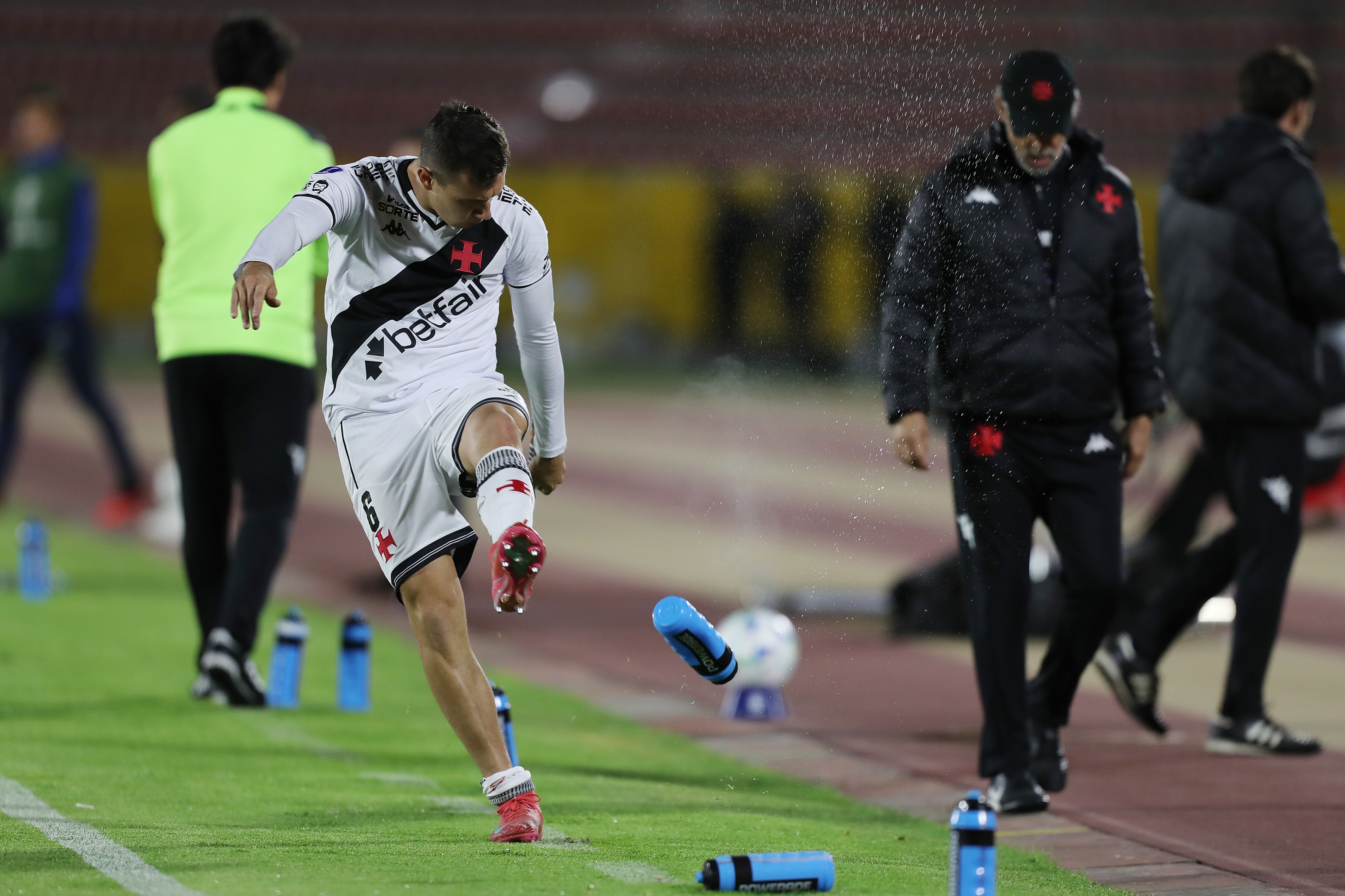 Piton é expulso e Vasco amarga desempenho desastroso em campo