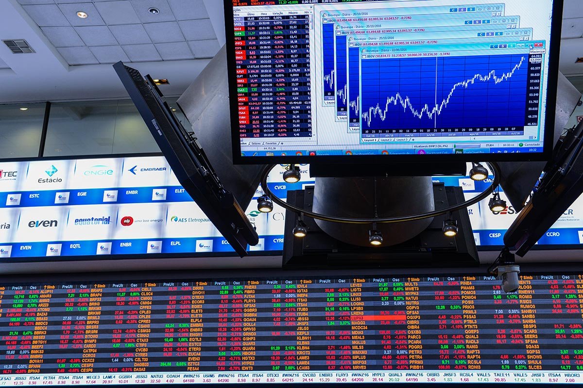 Ibovespa inicia pregão em leve queda com tensões políticas e comerciais em destaque