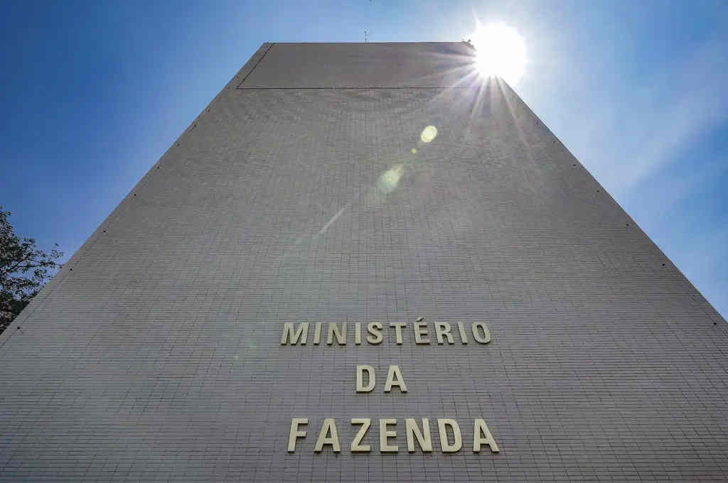 Fazenda promete efeito fiscal positivo com novas medidas para substituir IOF