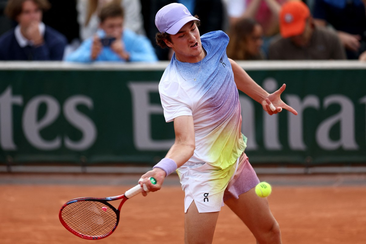João Fonseca surpreende e elimina ex-top 10 na estreia de Roland Garros