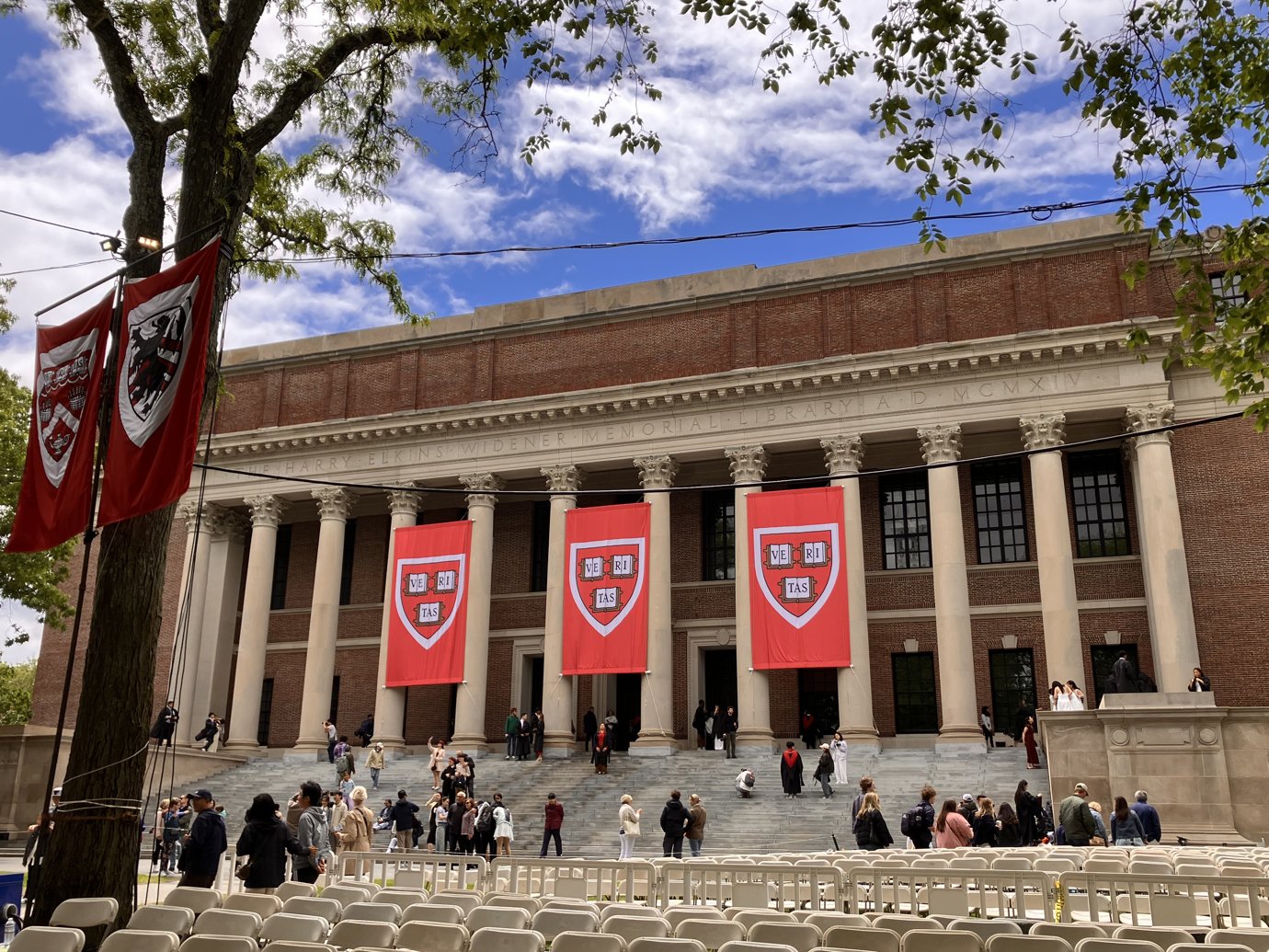 Trump proíbe vistos para estudantes estrangeiros da Universidade Harvard