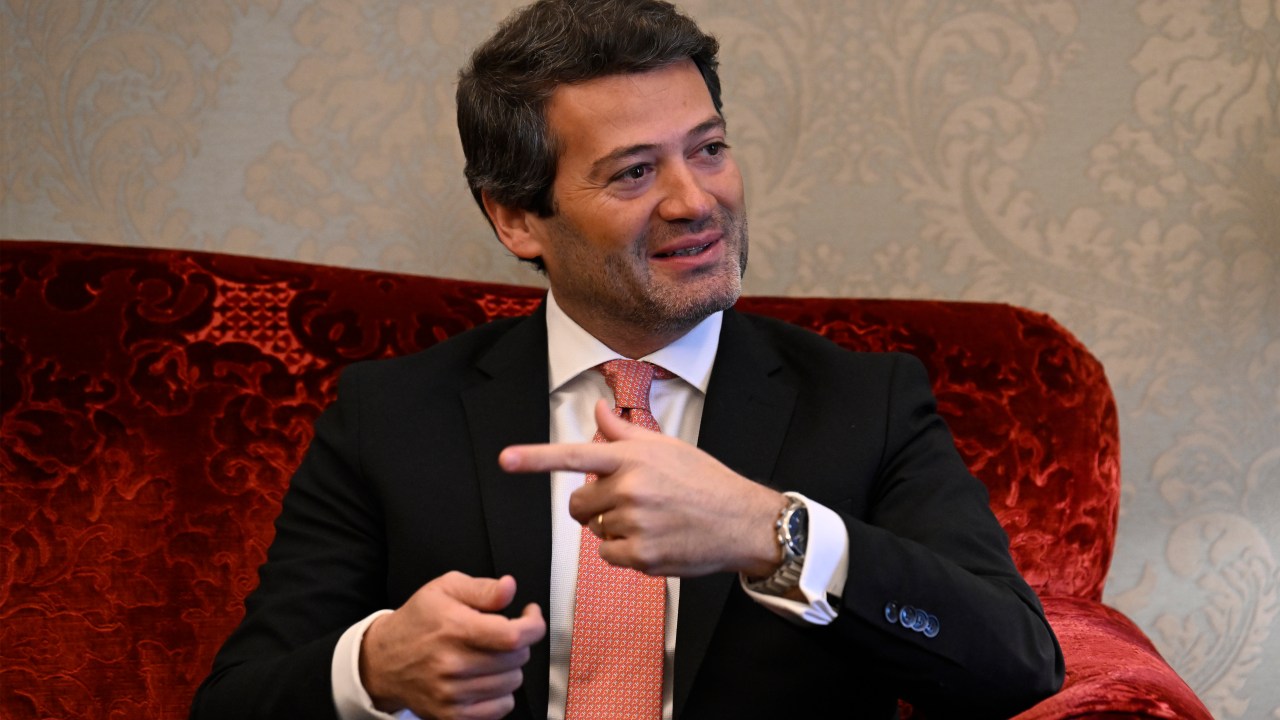 Uma força política consolidada: André Ventura é do partido da direita nacionalista que elegeu cinquenta e oito deputados (Foto: Horacio Villalobos#Corbis/Corbis/Getty Images)

Foto de mil novecentos e trinta e oito mostra o ditador António Salazar (centro) e o então presidente de Portugal, Oscar Carmona (à direita, prestando continência), durante cerimônia militar em Lisboa, capital do país (Foto: AFP)