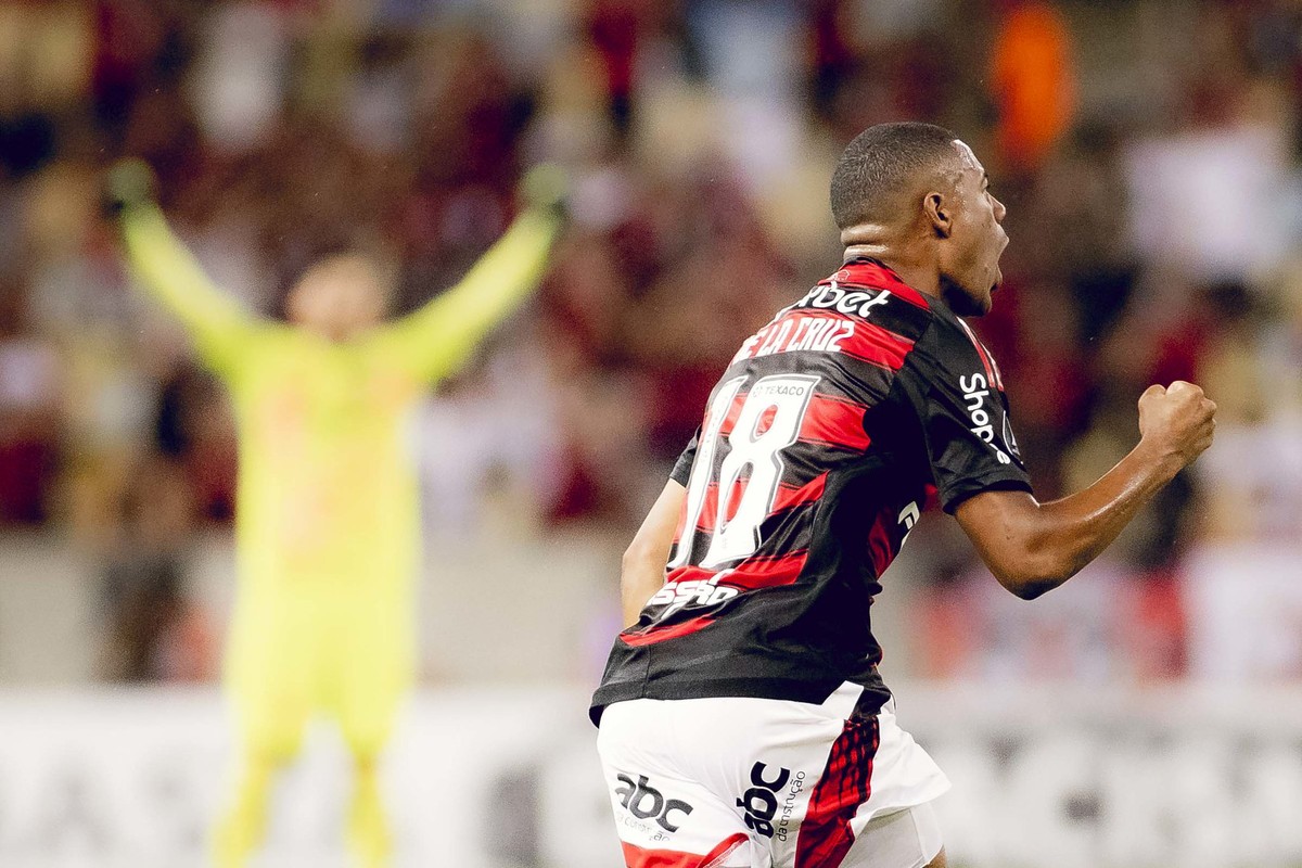 De La Cruz se destaca no Flamengo com sequência de jogos e evolução física em 2025
